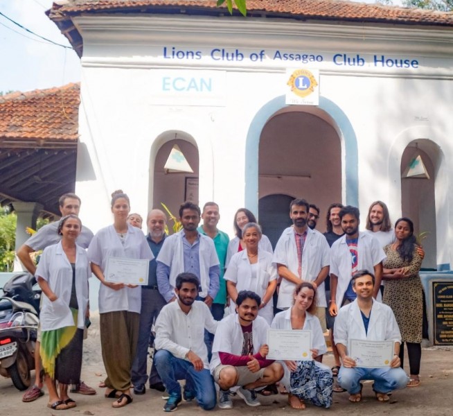 Grupo en Goa posando en la entrada de ECAN