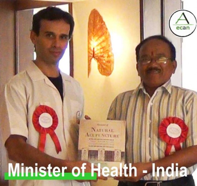 Nuestro libro en manos del Ministro de Salud de India