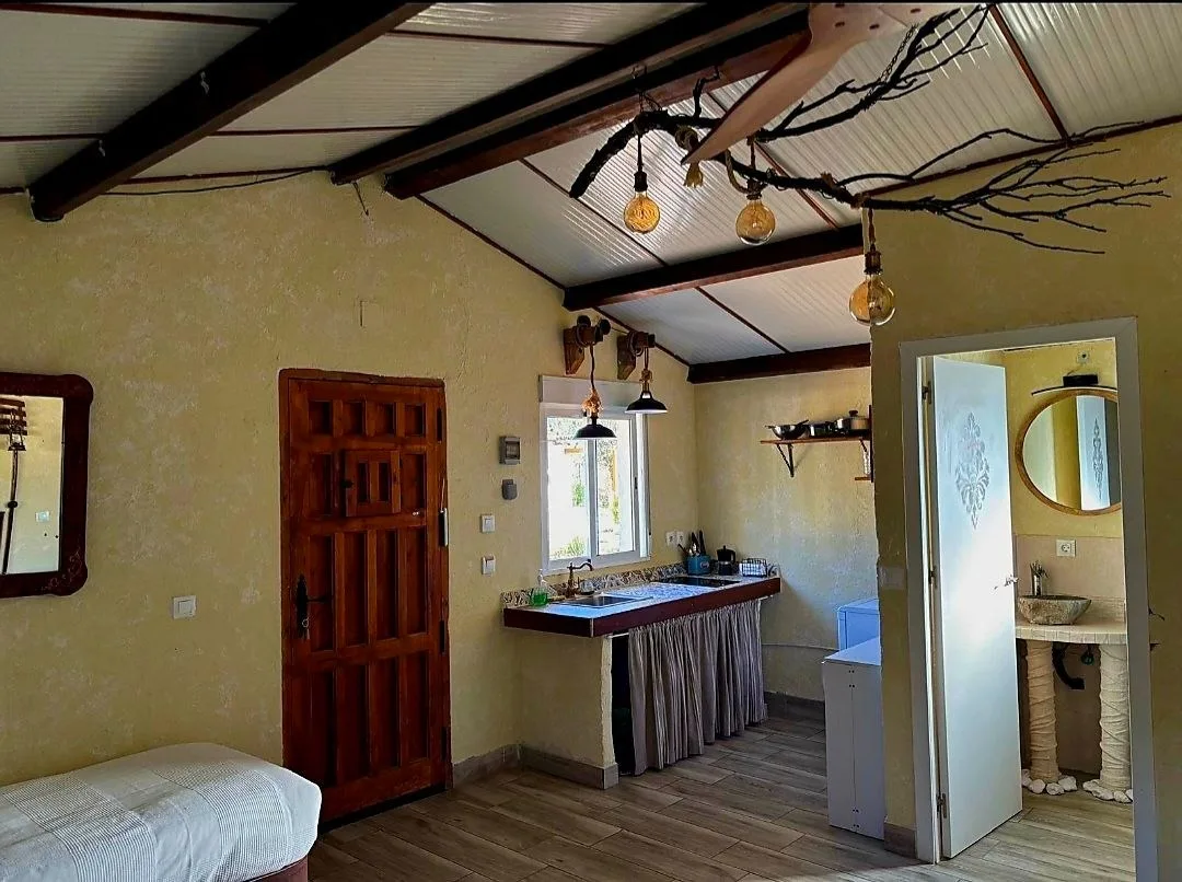 Interior de la cabaña con cocina y baño
