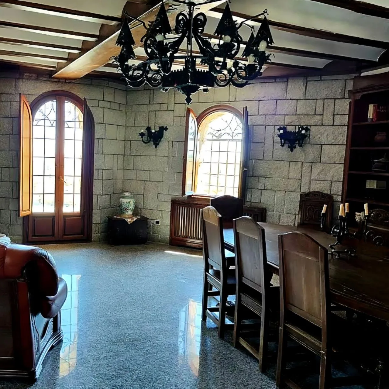 Comedor con lámpara de forja