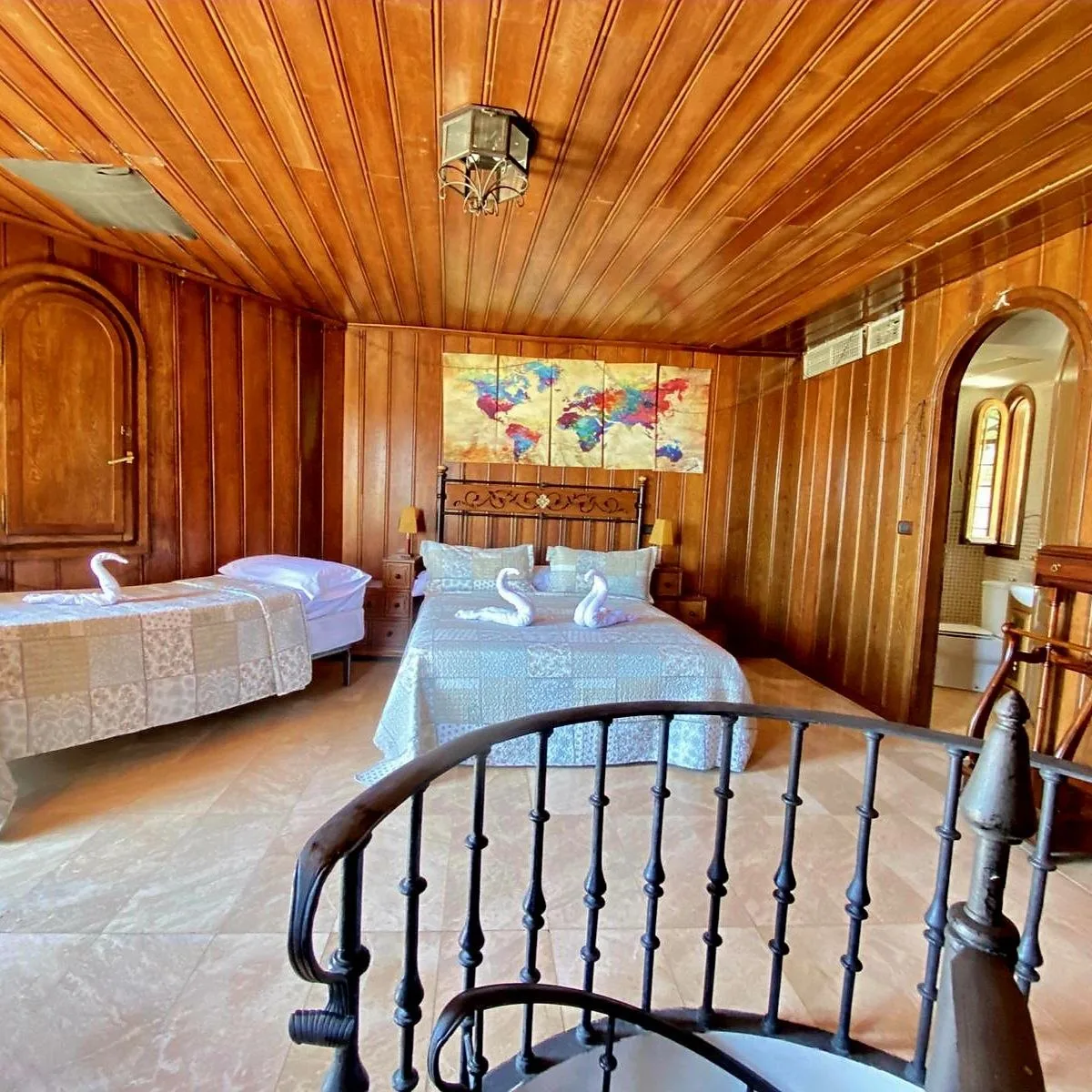 Dormitorio con paneles de madera