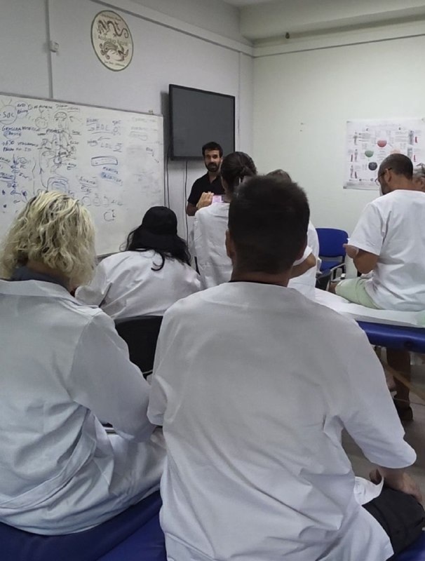 Clase de ECAN con alumnos aprendiendo la técnica miofascial