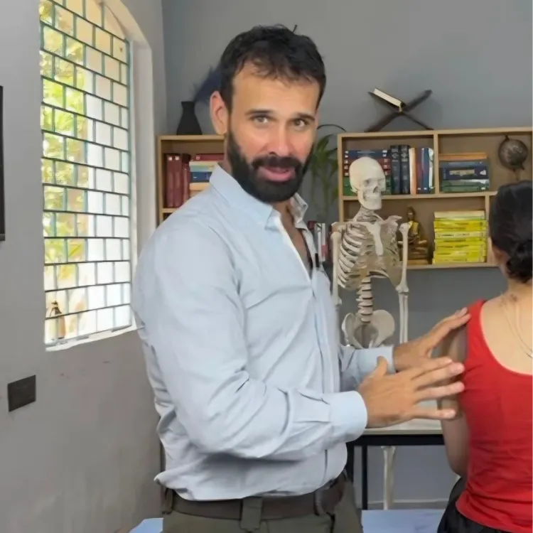 Prof. David Luján tomando el pulso a una paciente