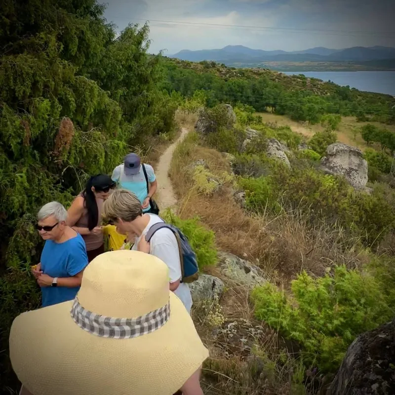Sendero con vistas al embalse