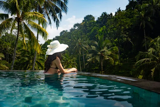 Piscina entre palmeras en Bali