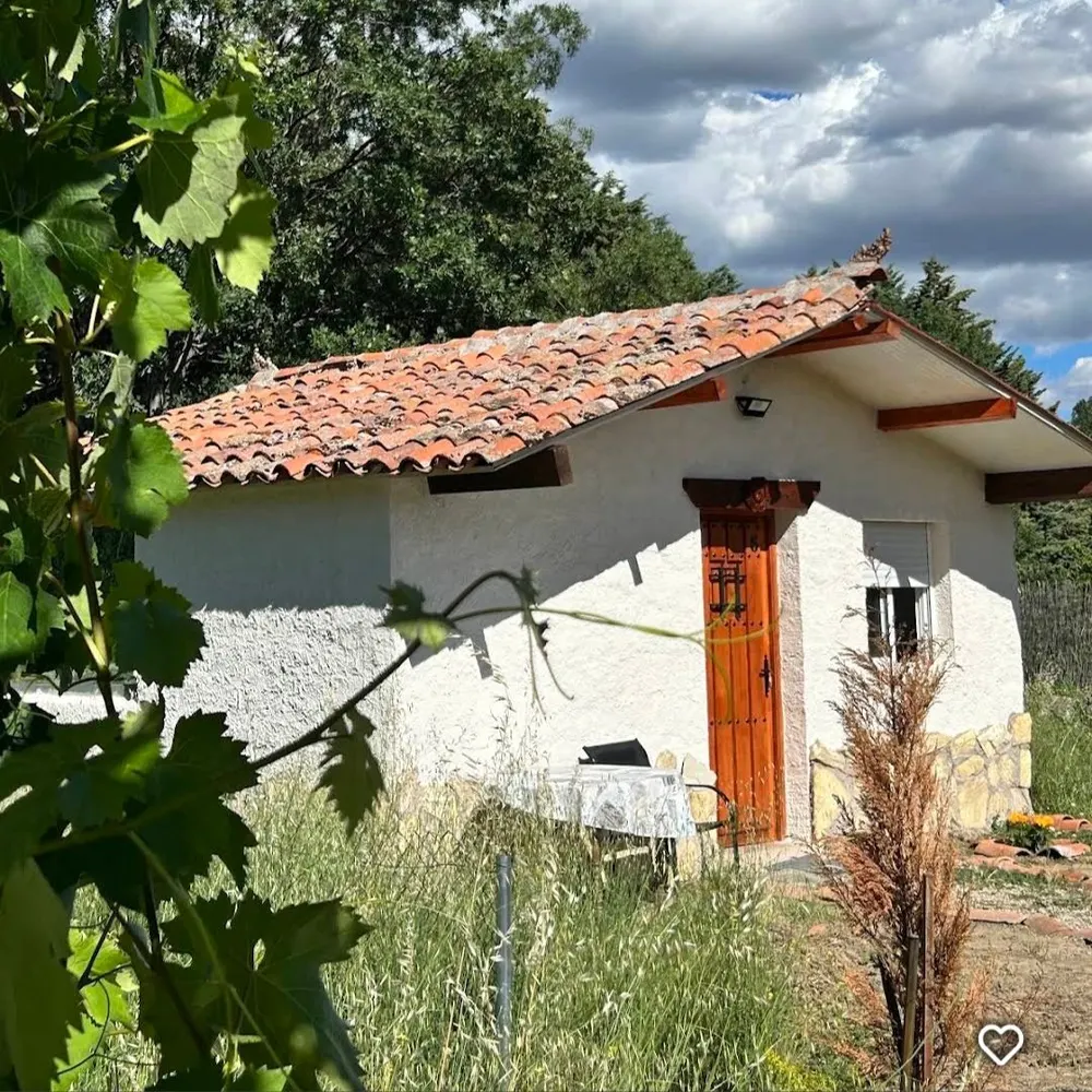 Casita rural con tejado de teja en La Cabrera