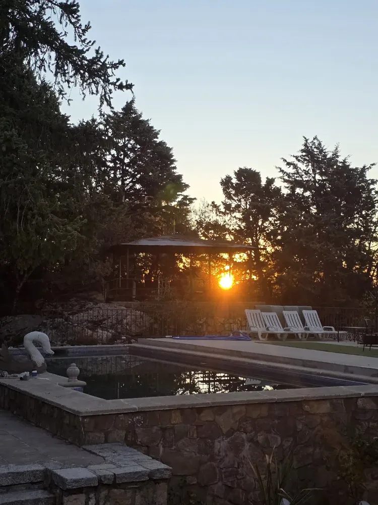 Atardecer en la piscina de la finca en La Cabrera