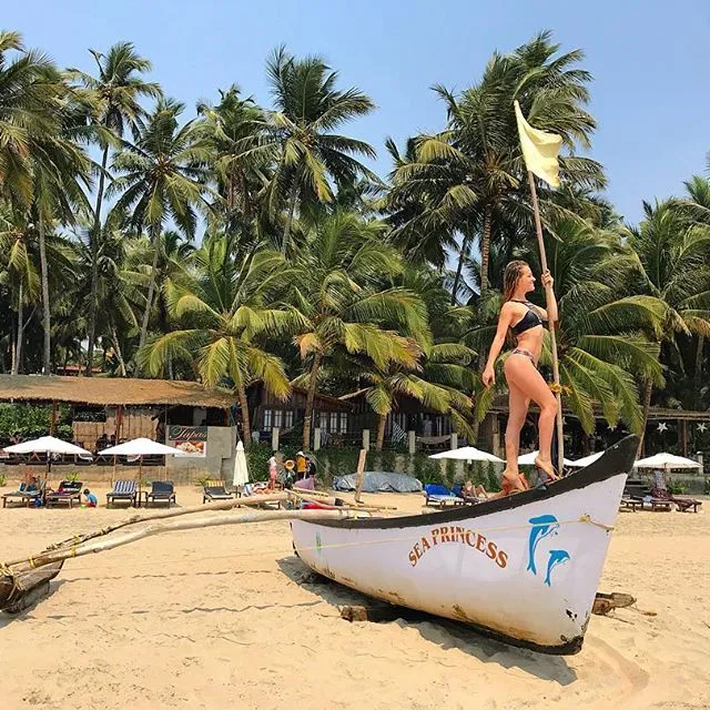 Barca de pescadores en la playa de Goa