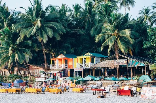 Chiringuitos frente a la playa en Goa