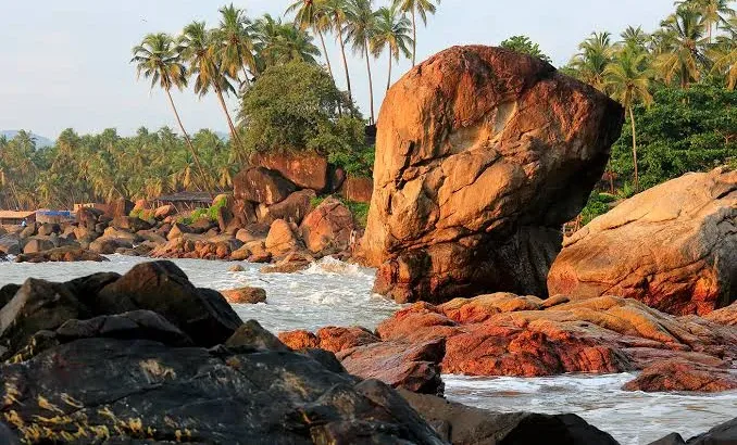 Rocas en la costa de Goa al atardecer