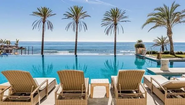 Piscina con vistas al mar en Marbella